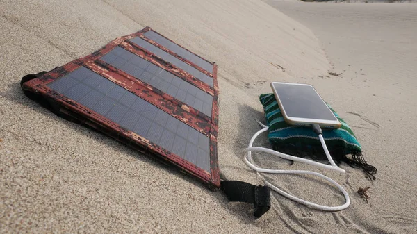 Ein Solarmodul Lädt Ein Smartphone Einer Sandwüste — Stockfoto