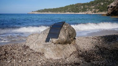 Bir güneş paneli deniz kıyısında bir enerji bankasına saldırıyor.. 