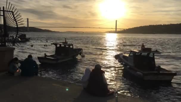 Vissersboten Zee Van Marmara Mensen Die Aan Kust Naar Zonsondergang — Stockvideo