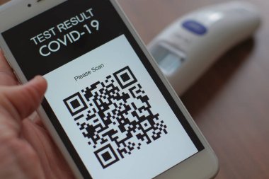 Havaalanında seyahat için covid-19 test sonuçlarını göstermek için telefondaki mobil uygulamayı kullanan kişi
