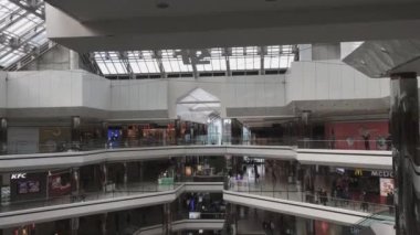 Singapur 'daki Coronavirus salgını sırasında büyük oranda boş bir alışveriş merkezi görülmektedir (COVID-19). 