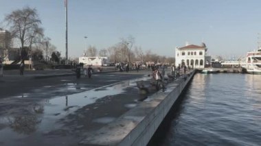 İstanbul, Türkiye 'de Kadıköy kentinin 4K görüntüsü feribot iskelesi ve yolcu feribotu ile sınırdır.