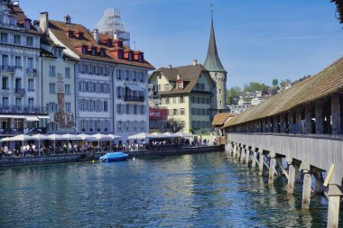 İsviçre, Luzern 'deki Luzern Gölü' ndeki Chapel Köprüsü manzarası