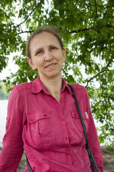 Portret van een vrouw in een rode shirt — Stockfoto