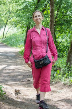 Parkta bir kadın yürüyor.