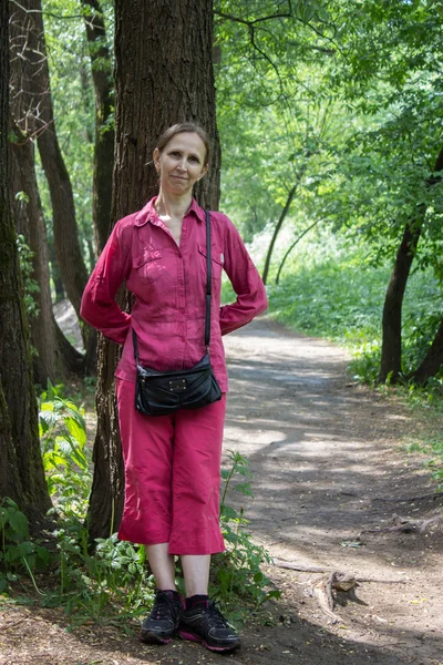 Een vrouw loopt in het park — Stockfoto