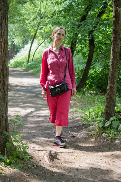 Une femme marche dans le parc — Photo
