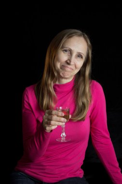 Bir kadında bir kadeh şarap ile kırmızı bir bluz 