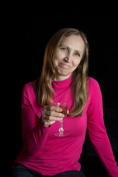 Bir kadında bir kadeh şarap ile kırmızı bir bluz — Stok fotoğraf