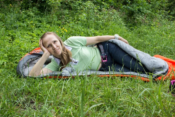 Vrouw liggen in een slaapzak — Stockfoto