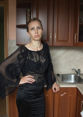 Siyah elbiseli bir kadın.