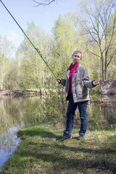 Mulher pesca na filha — Fotografia de Stock