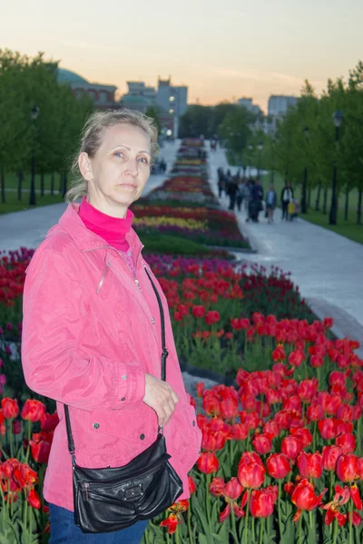 Eine Frau geht abends im Park spazieren — Stockfoto