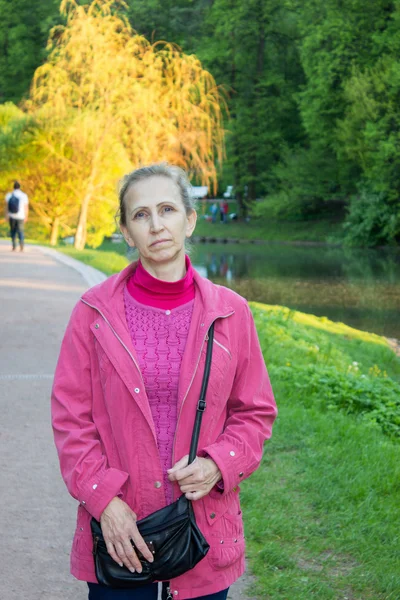 Žena se prochází v parku — Stock fotografie