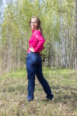 bir kadın ormanda yürür