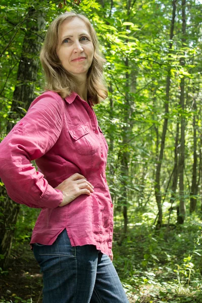 Een vrouw loopt in het park — Stockfoto