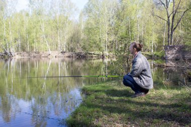 Kadın üzerinde olta balık tutma