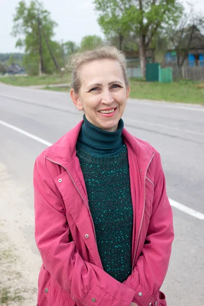 Una mujer con una chaqueta roja — Foto de Stock