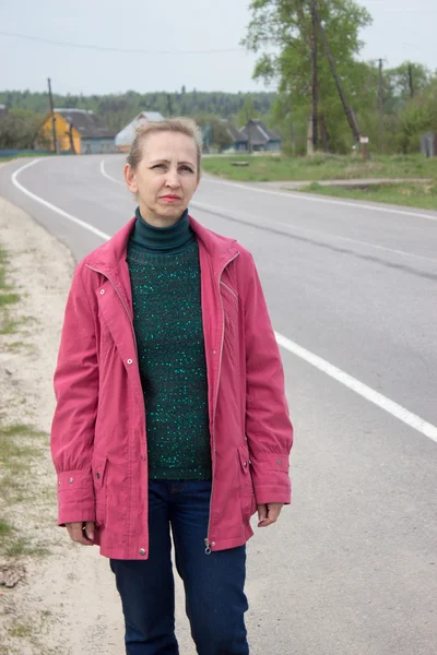 Una mujer con una chaqueta roja — Foto de Stock