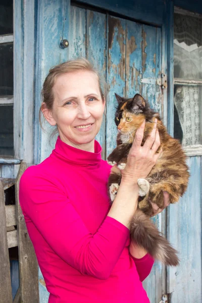 Una mujer con un gatito — Foto de Stock