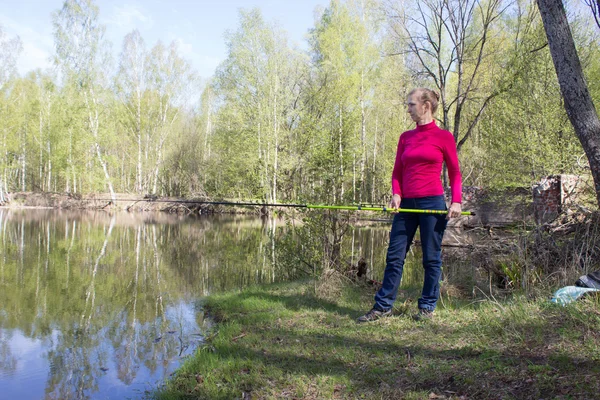 Woman fishing on the fishing rod — Stock Photo, Image