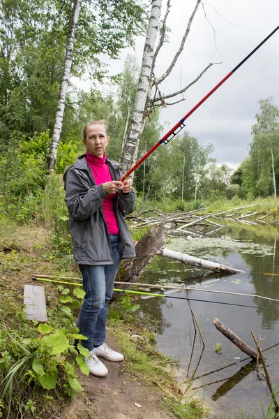 Mujer pescando en la caña de pescar — Foto de Stock