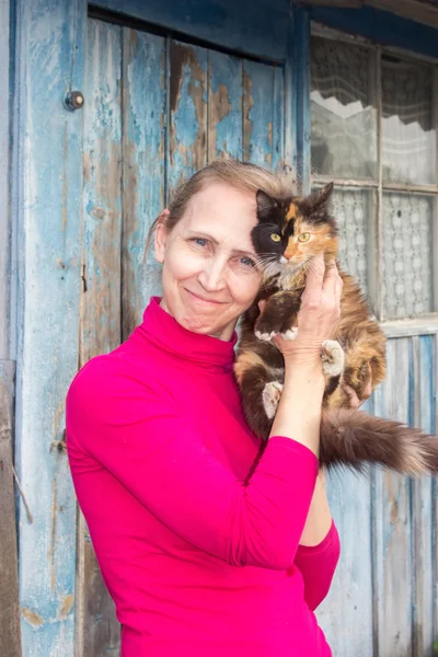 Женщина с котенком — стоковое фото