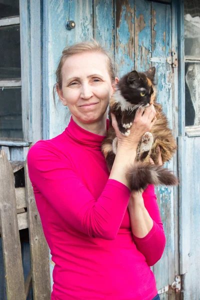 Une femme avec un chaton — Photo