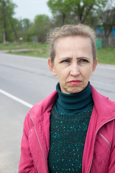 Una mujer con una chaqueta roja — Foto de Stock