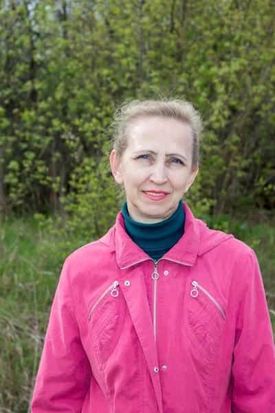 Een vrouw in een rode jas — Stockfoto