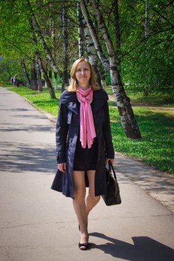 siyah pelerin içinde bir kadın