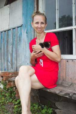 Bir kedi yavrusu bir kadınla