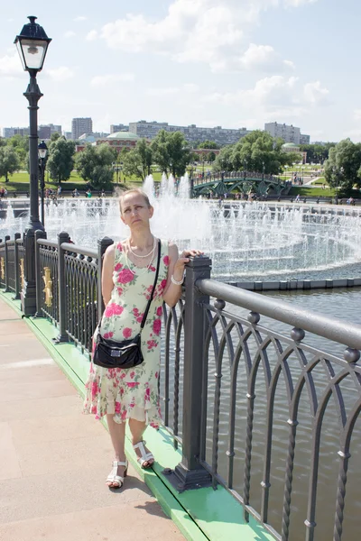 Femme debout près de la fontaine — Photo