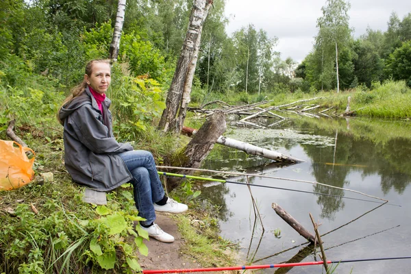 Femme pêche sur la canne à pêche — Photo