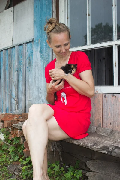 Una mujer con un gatito — Foto de Stock