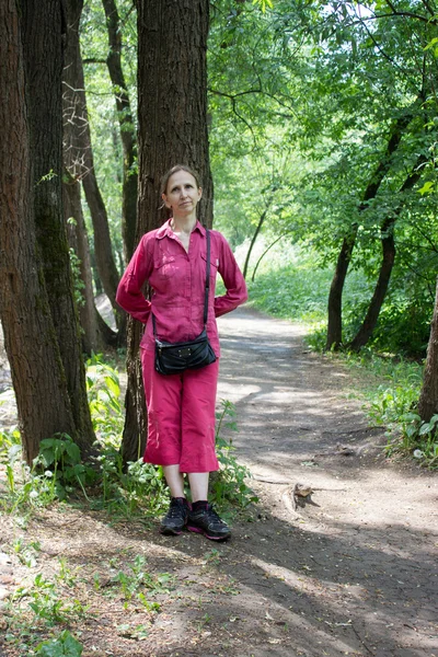 Kobieta spaceruje po parku — Zdjęcie stockowe