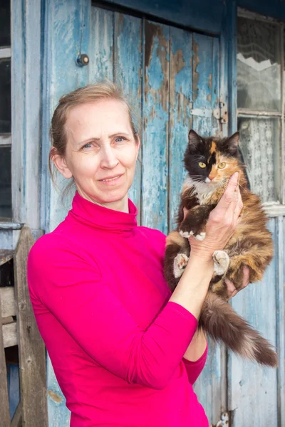 Uma mulher com um gatinho — Fotografia de Stock