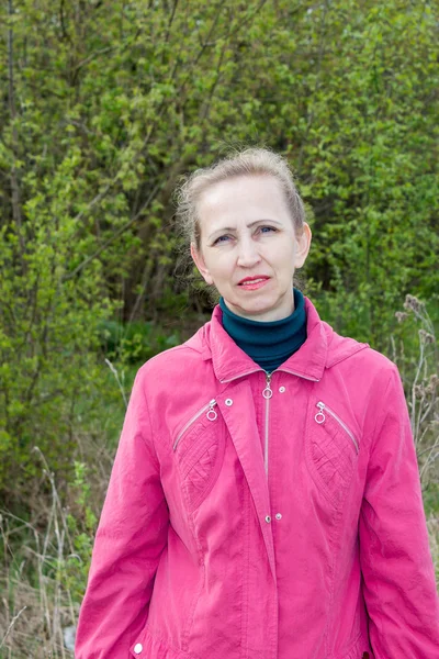 Bir kadın bir kırmızı ceketli