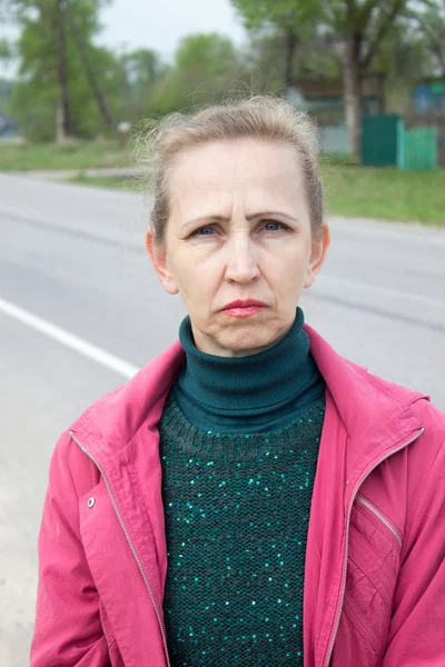 Una mujer con una chaqueta roja — Foto de Stock