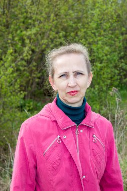 Bir kadın bir kırmızı ceketli