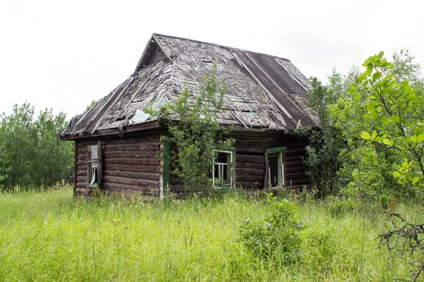 Παλιό εγκαταλελειμμένο σπίτι στο χωριό — Φωτογραφία Αρχείου