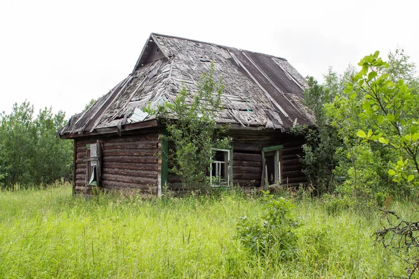 Старый заброшенный дом в деревне — стоковое фото