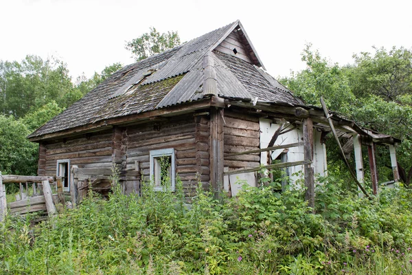 Старый заброшенный дом в деревне — стоковое фото