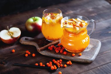 Koyu ahşap masada meyveli böğürtlenli sıcak kış çayı