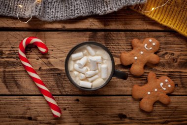 Bir bardak sıcak kakao, zencefilli bira ve noel kamışlı Noel kartı.