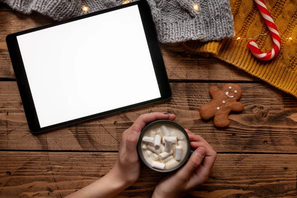 Bir fincan sıcak kakaolu Noel arkaplanı, marshmallow ve zencefilli ekmek adam.