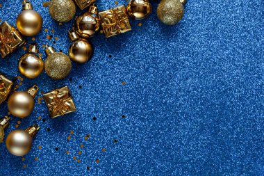 Altın dekorlu, üst manzaralı Noel mavisi arkaplan
