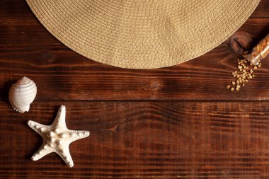 Yaz aksesuarları ve ahşap arka planlı meslek geçmişi