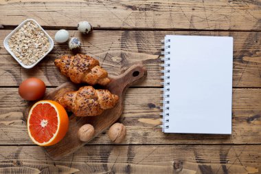 Sağlıklı yemek programı menüsü, sağlıklı organik gıda konsepti, üst görünüm, yemek modeli.