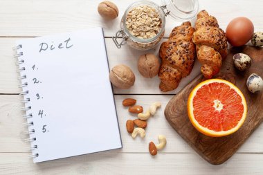 Diyet planı, sağlıklı gıda konsepti, beyaz ahşap arka plan, üst görünüm